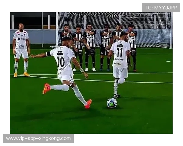 足球任意球贴柱破门，角度美到窒息——感受足球之美的极致瞬间