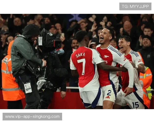 萨利巴卡位抢断对手前锋——后防线上的无声统治者