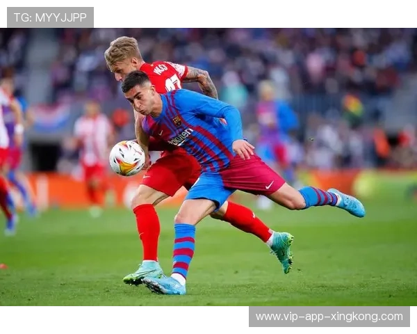 费兰托雷斯快速插上接应传球，巴萨多点启动威力惊人